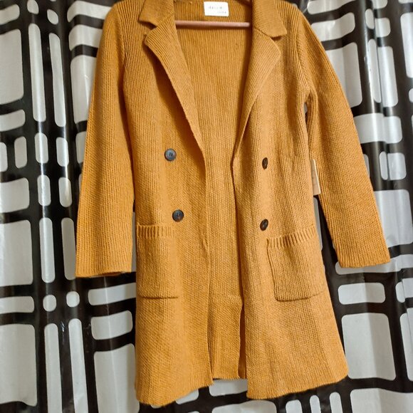 Stay Cozy with Active User's Cardigan! - Picture 1 of 2